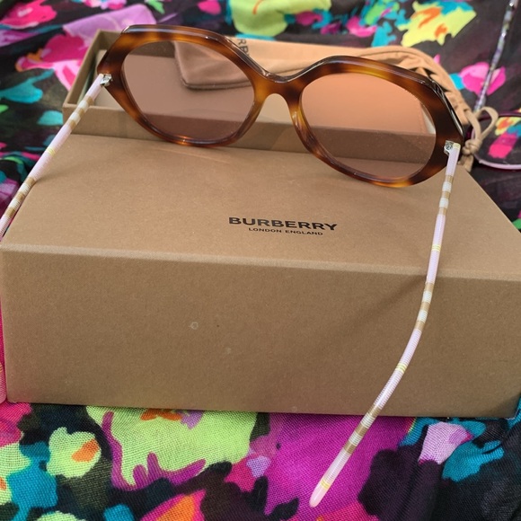 NWT Burberry Sunnies !! Great gift !! - Picture 4 of 7